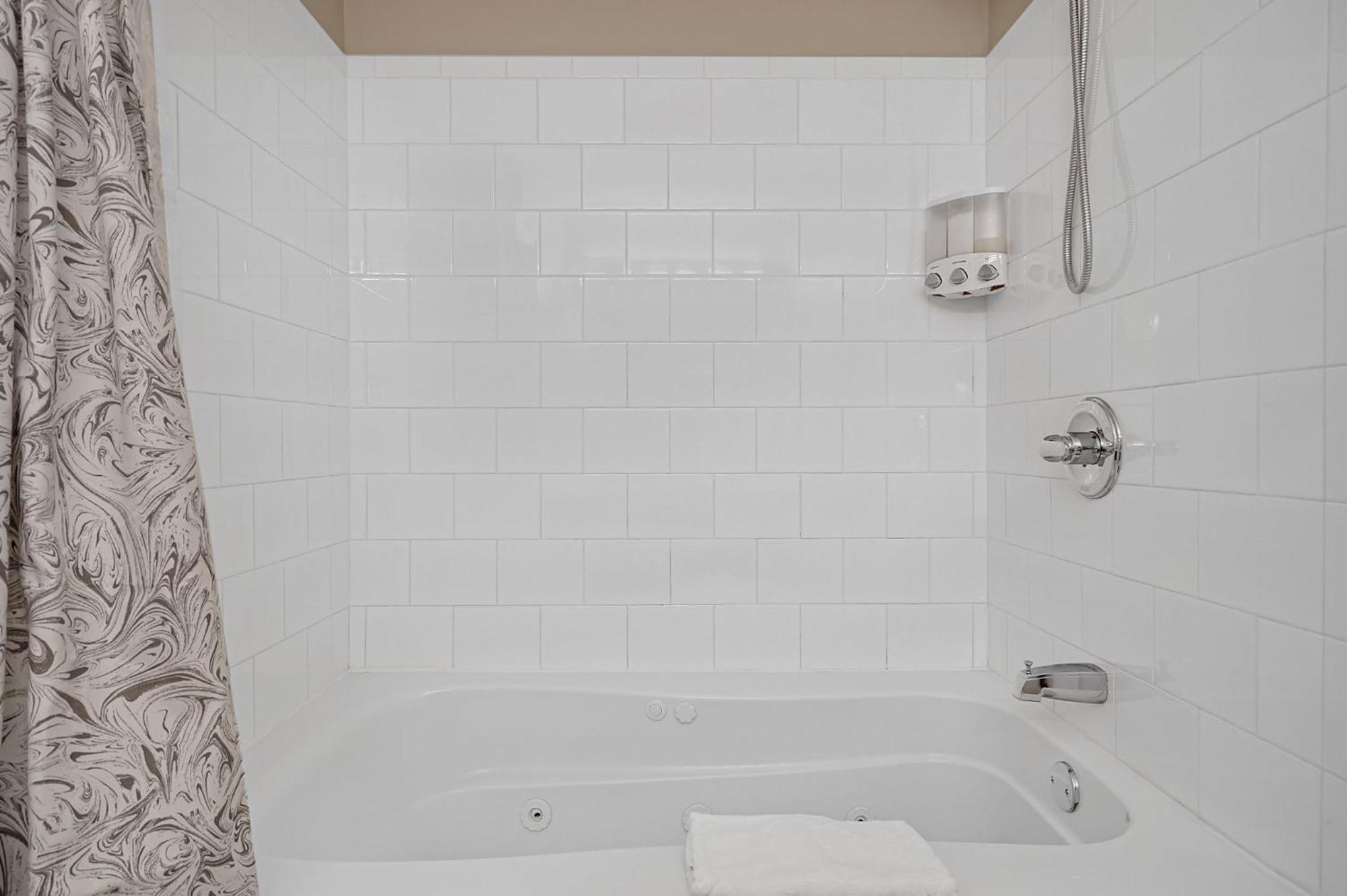 Lux Townhouse, Walk To All, Sleeps 6 Adults Louisville Eksteriør billede